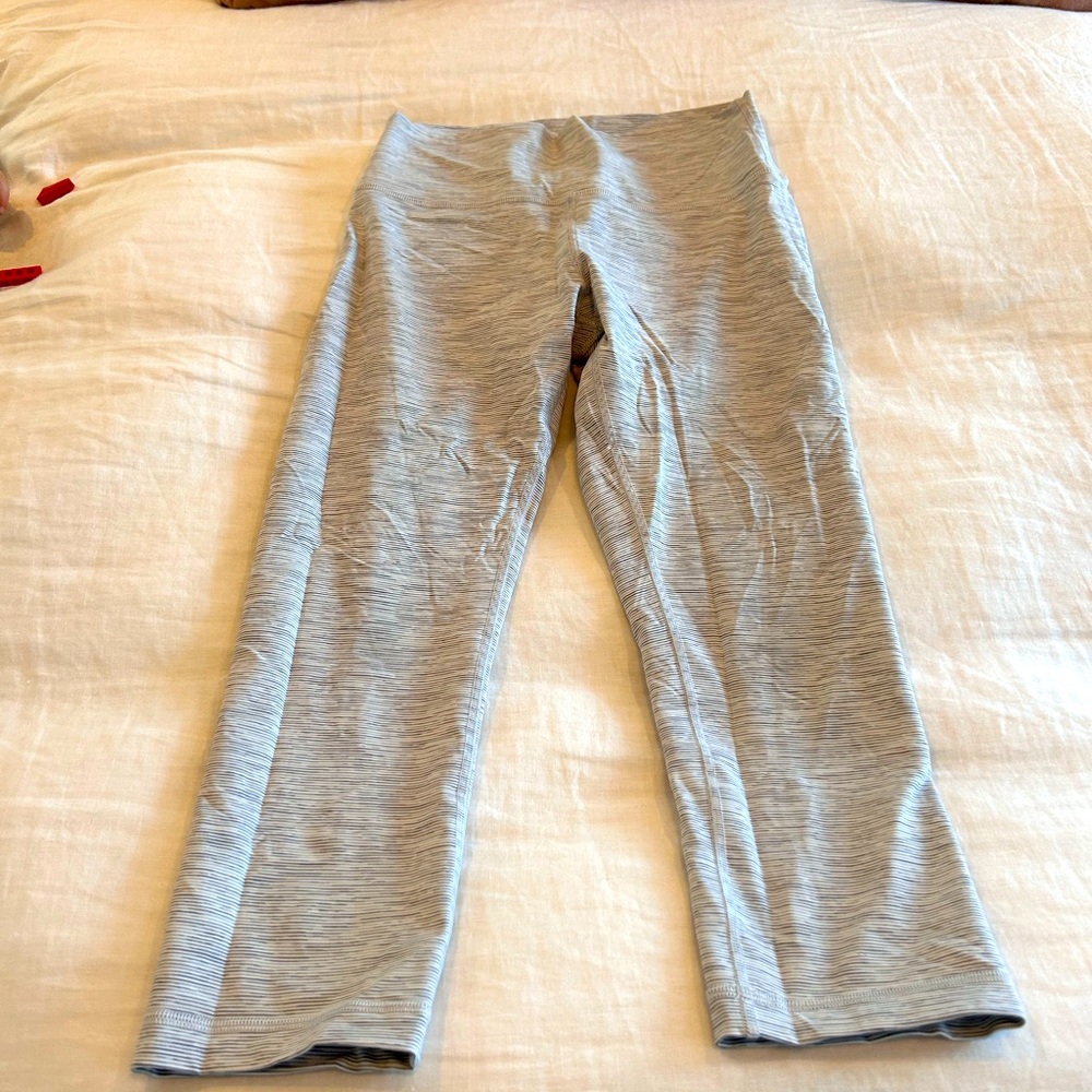 Lululemon Cropped Space dyed light Gray Leggings. Size 8